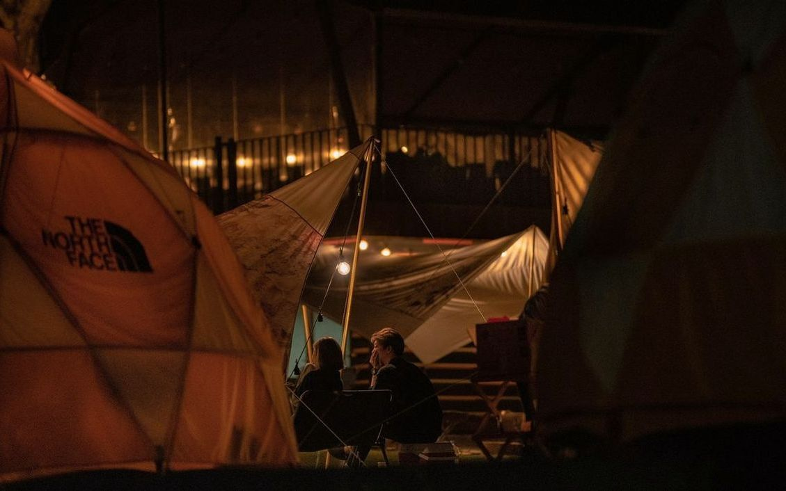 A entrada do centro de pesca, à beira do rio com vista para as águas calmas